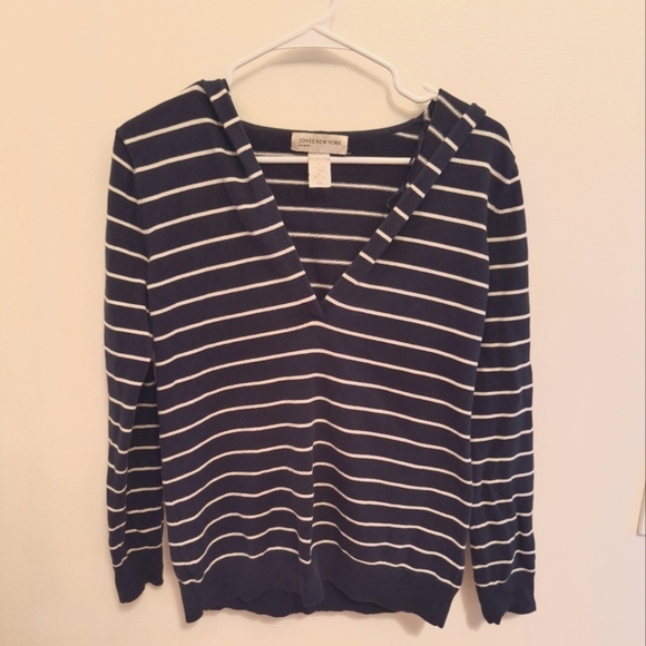 Jones New York Women's top. Medium. Striped navy blue and white. - Picture 1 of 3